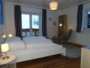 Tempat tidur dalam kamar di Alpine Cottage Salzburg