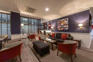 a waiting room with a couch and chairs at Hotel Apartamento Solverde in Espinho