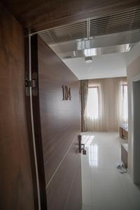um quarto com uma porta com o número nela em Hotel Urban em Bužim