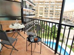 Balkón alebo terasa v ubytovaní Apartamento con piscina a 150 metros playa Netflix P Video Aire Acondicionado calefacción toallas y sillas playa sombrilla 2 terrazas una sobre piscina centro ciudad 1 Smart TV por habitación