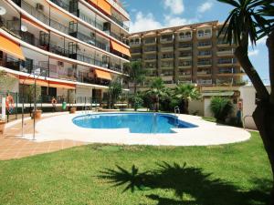 Bazén v ubytovaní Apartamento con piscina a 150 metros playa Netflix P Video Aire Acondicionado calefacción toallas y sillas playa sombrilla 2 terrazas una sobre piscina centro ciudad 1 Smart TV por habitación alebo v jeho blízkosti