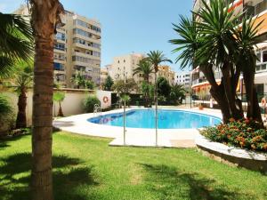 Bazén v ubytovaní Apartamento con piscina a 150 metros playa Netflix P Video Aire Acondicionado calefacción toallas y sillas playa sombrilla 2 terrazas una sobre piscina centro ciudad 1 Smart TV por habitación alebo v jeho blízkosti