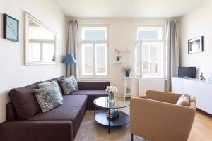 un soggiorno con divano e tavolo di Residence Vinohrad a Praga