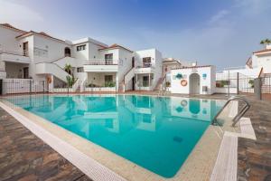 basen przed willą w obiekcie Los Cristianos Heated Pool Sea View Diamantes WIFI w mieście Los Cristianos
