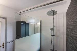 W łazience znajduje się przeszklony prysznic z lustrem. w obiekcie Los Cristianos Heated Pool Sea View Diamantes WIFI w mieście Los Cristianos +11 zdjęć