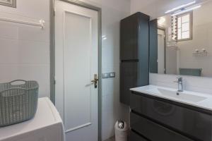 łazienka z umywalką i lustrem w obiekcie Los Cristianos Heated Pool Sea View Diamantes WIFI w mieście Los Cristianos