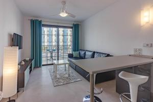 salon ze stołem i kanapą w obiekcie Los Cristianos Heated Pool Sea View Diamantes WIFI w mieście Los Cristianos