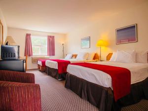 um quarto de hotel com duas camas e uma televisão em Country View Motor Inn em Kamloops