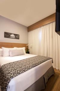 a bedroom with a large bed in a room at Hotel Residences Studio Pinheiros in Sao Paulo