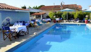 
The swimming pool at or close to Le Galion Hotel et Restaurant Canet Plage - Logis
