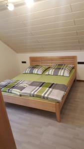 um quarto com uma cama grande num quarto em Ferienwohnung Witt em Rheinhausen