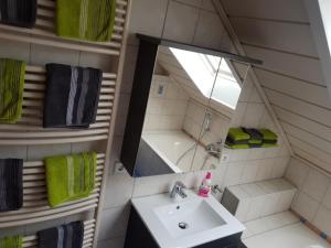 ein Badezimmer mit Waschbecken, Spiegel und Badewanne in der Unterkunft Ferienwohnung Witt in Rheinhausen + 53 Fotos