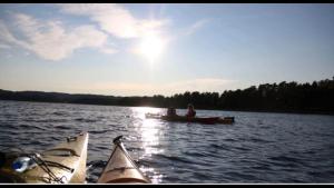 Zwei Leute sitzen in einem Boot auf einem See. in der Unterkunft Ansgar Summerhotel in Kristiansand