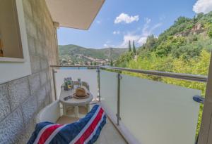 - un balcon avec une table et une vue dans l'établissement Villa Nave, à Zaton