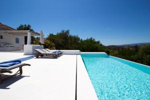 a swimming pool on the side of a villa at Casa do Planalto by Patio 25 in Silves