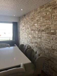 una sala de reuniones con mesa blanca y sillas en Appartement Knokke-Heist, en Knokke-Heist