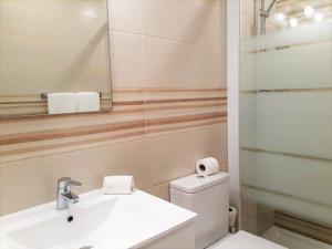 Et badeværelse på T1 PraiaMar RC com Ar-Condicionado + 13 billeder