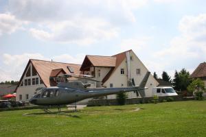 un pequeño avión estacionado frente a una casa en Häusla, en Dannberg