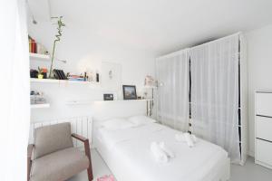 سرير أو أسرّة في غرفة في Veeve - Contemporary Chic by Place de la Nation