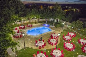 einen Blick über einen Pool mit Tischen und Stühlen in der Unterkunft Hotel Del Val in Andújar