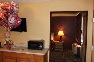 um quarto com um monte de balões vermelhos e brancos em The Executive Inn & Suites em Amarillo