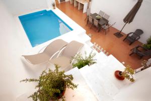 a swimming pool in a house with a table and chairs at Casa La Posada de Chella in Chella