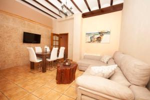ein Wohnzimmer mit einem Sofa und einem Tisch in der Unterkunft Casa La Posada de Chella in Chella