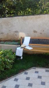 un banco del parque con una mesa y un libro sobre ella en Apartman Marija 218, en Risika