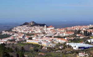 una vista aerea di una città su una collina di Vila Maria a Castelo de Vide