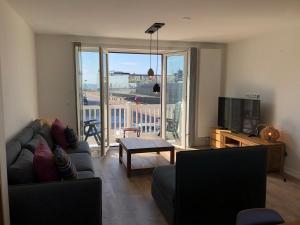 un salon avec un canapé et une grande fenêtre dans l'établissement Casa del Cisne 2, à Zandvoort