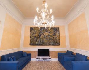 salon z niebieskimi kanapami i obrazem na ścianie w obiekcie Villa Volpi w mieście Mogliano Veneto