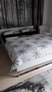 Un dormitorio con una cama blanca con árboles en el fondo en All-In-One-Studio, en Henstedt-Ulzburg