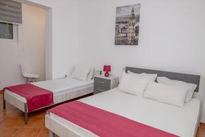 Un pat sau paturi într-o cameră la Apartments Dali