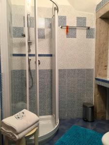 bagno con doccia e lavandino di Guest House Santiago ad Arco