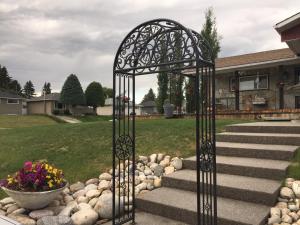 Giardino di The Calgary Hub hostel style Home