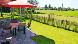 einen Tisch und Stühle mit Sonnenschirm im Hof in der Unterkunft Fewo Gruber in Erlangen