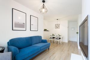 sala de estar con sofá azul y mesa en Modern Center Apartment, en Santa Cruz de Tenerife