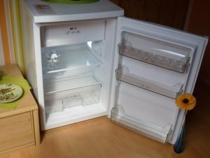 an empty refrigerator with its door open in a kitchen at Ferienwohnung Familie Schultheis in Marjoß