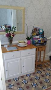un escritorio con un plato de comida encima en Cromer Guest House, en Bridlington
