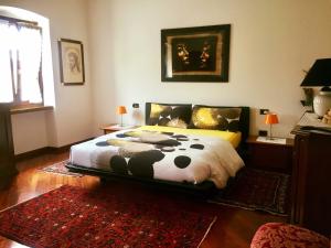 een slaapkamer met een groot bed in een kamer bij Guest House Santiago in Arco