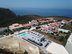 una vista aerea di una casa con l'oceano di Biscuttela Vicentina a Praia da Arrifana
