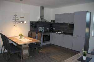 Kuchyň nebo kuchyňský kout v ubytování Holunder Hüsken