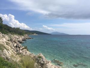 a view of the ocean from a rocky shore at Apartment Behin in Martinšćica