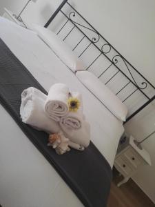 una camera d'albergo con asciugamani e asciugamani di Casa da Ilaria a Sottomarina