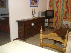 ロザスにあるIBR-EUROPA 70のベッドルーム(テレビ付きの木製ドレッサー付)