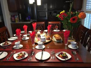 una mesa de madera con platos de comida. en Graystone Bed & Breakfast, en Niagara on the Lake