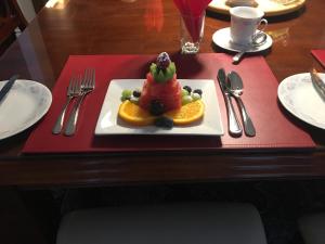 un plato con fruta encima de una mesa en Graystone Bed & Breakfast, en Niagara on the Lake