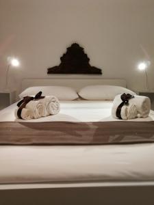 2 asciugamani su un letto in una camera da letto di Casa Cabras a Siniscola