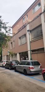 rząd samochodów zaparkowanych przed budynkiem w obiekcie ARCA Conte Rosso Apartments w Mestre