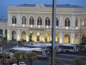 un gruppo di autobus parcheggiati di fronte a un edificio di Symposium Bed&Breakfast a Catania